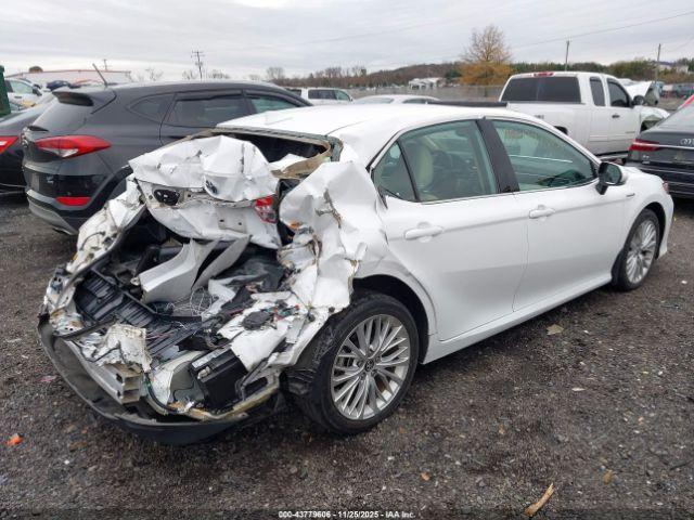 Toyota Camry Xle Hybrid Image 4