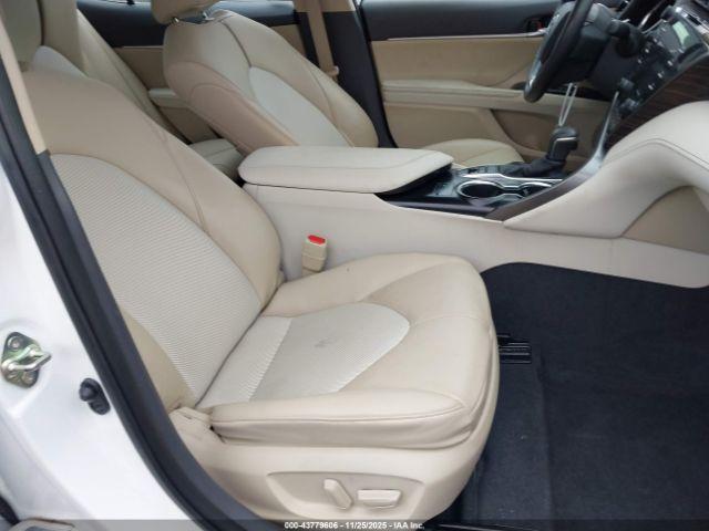 Toyota Camry Xle Hybrid Image 15