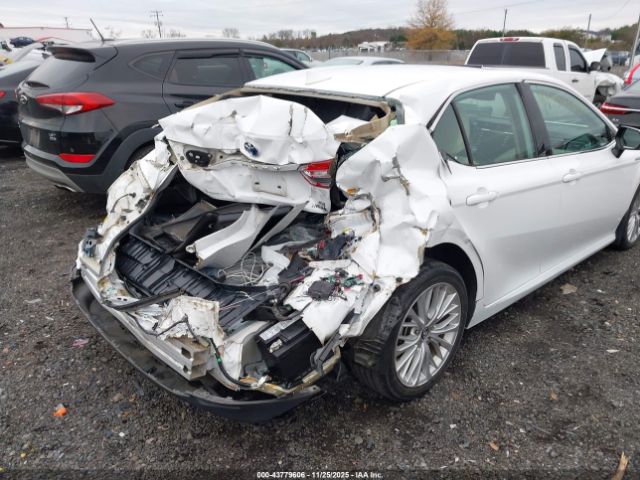 Toyota Camry Xle Hybrid Image 3