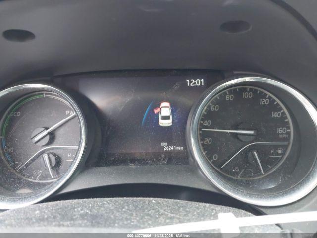 Toyota Camry Xle Hybrid Image 2