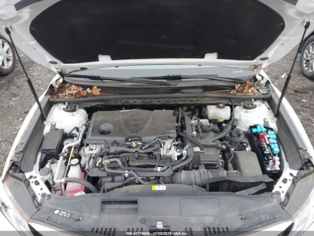 Toyota Camry Xle Hybrid Image 12