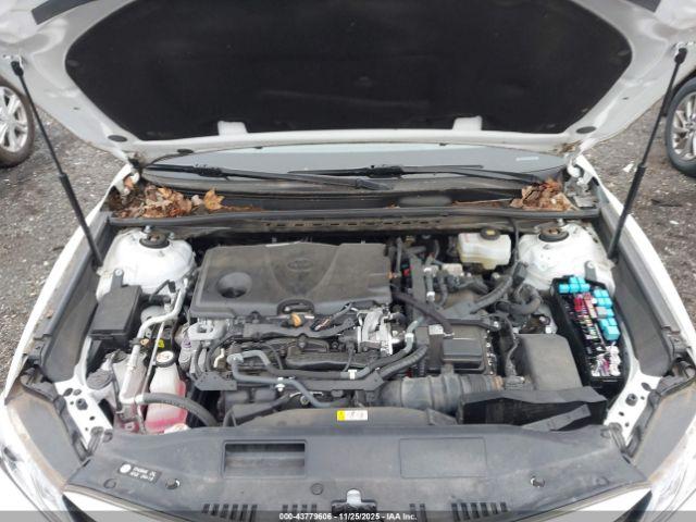 Toyota Camry Xle Hybrid Image 12