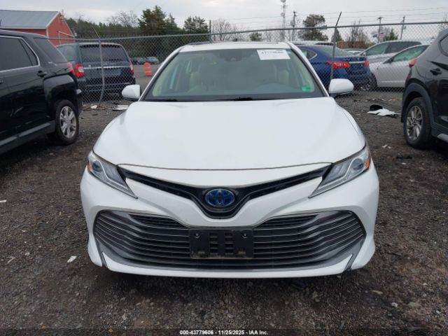 Toyota Camry Xle Hybrid Image 16