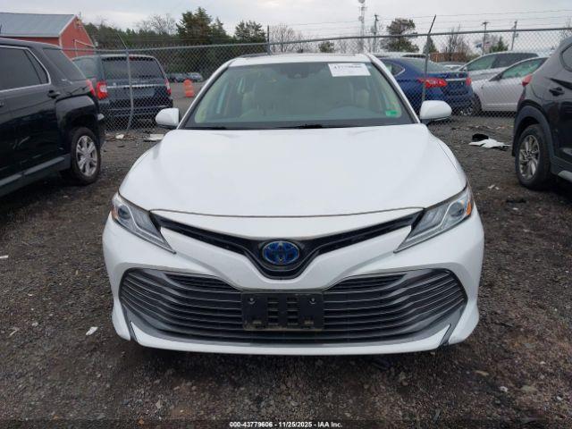 Toyota Camry Xle Hybrid Image 16