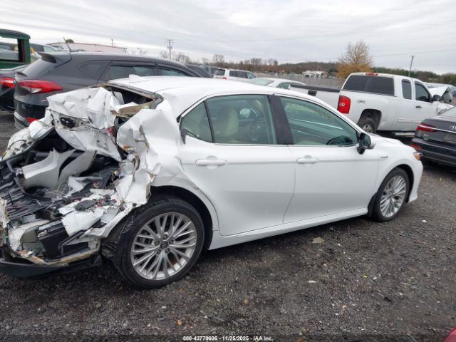 Toyota Camry Xle Hybrid Image 8