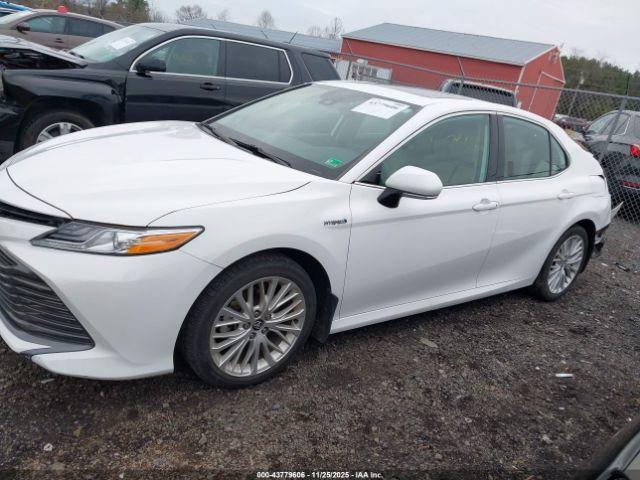 Toyota Camry Xle Hybrid Image 11