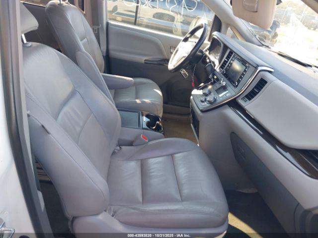 Toyota Sienna Xle Premium Image 3