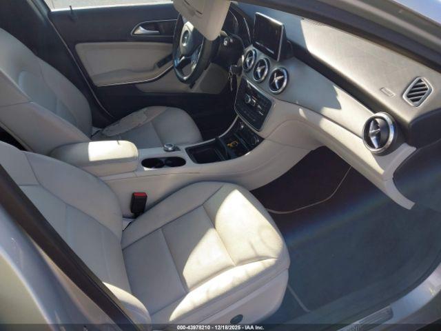 Mercedes-Benz GLA Image 15