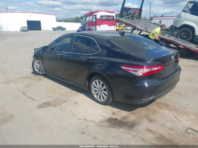 Toyota Camry Le Image 3