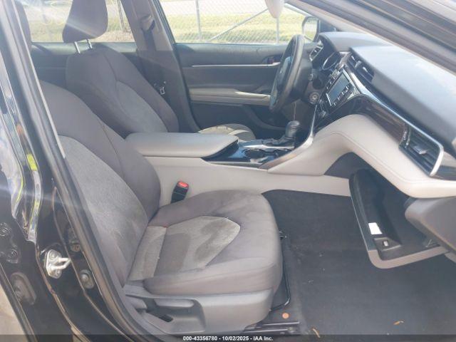 Toyota Camry Le Image 11