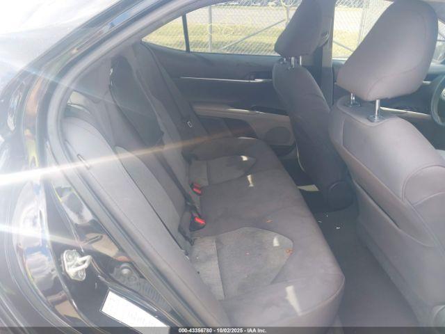 Toyota Camry Le Image 2