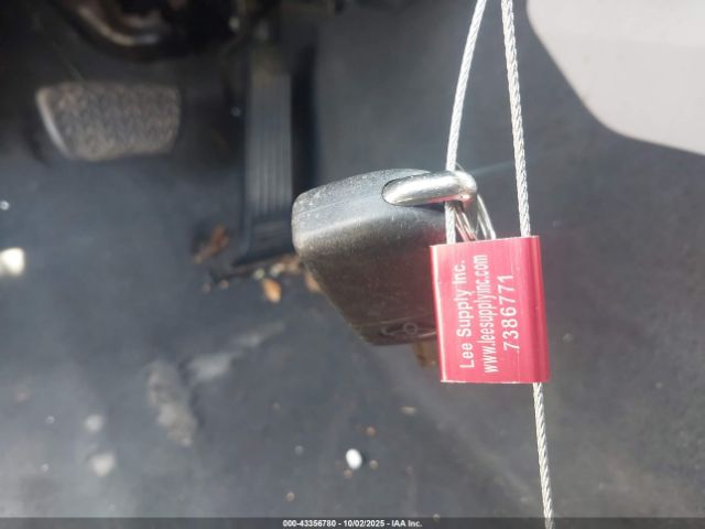 Toyota Camry Le Image 12