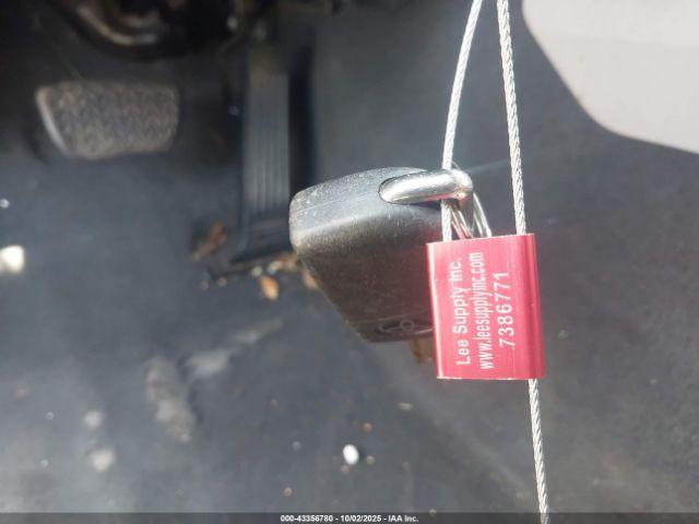 Toyota Camry Le Image 12