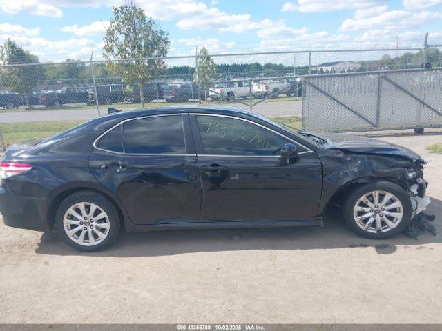 Toyota Camry Le Image 9