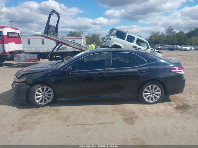 Toyota Camry Le Image 17