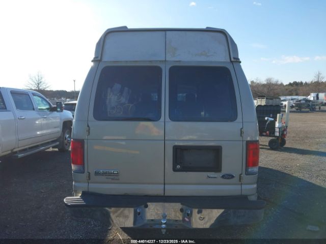 Ford E-350 Image 9