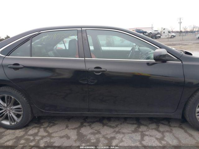 Toyota Camry Se Image 11