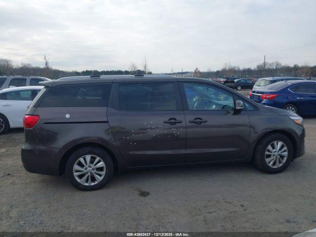 Kia Sedona Lx Image 9