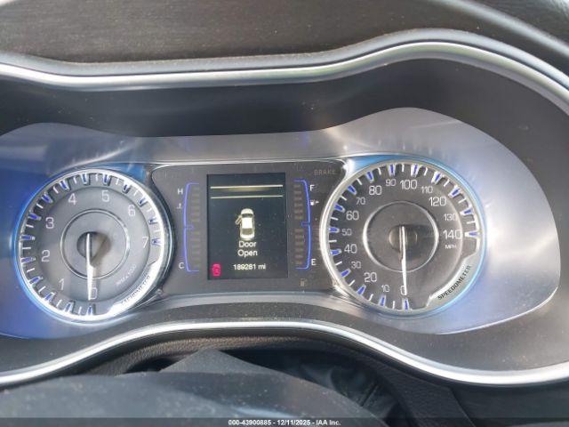 Chrysler 200 Limited Platinum Image 12