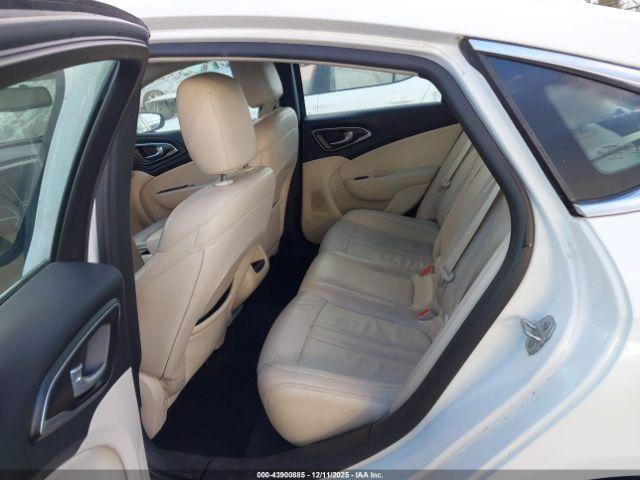 Chrysler 200 Limited Platinum Image 7