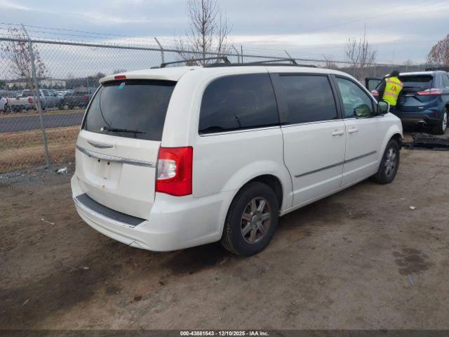 Chrysler Town & Country Touring Image 10