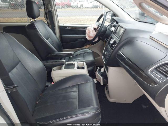 Chrysler Town & Country Touring Image 7