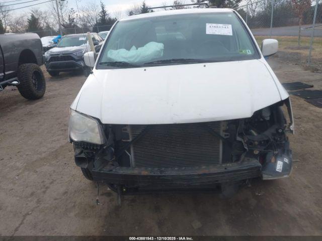 Chrysler Town & Country Touring Image 4