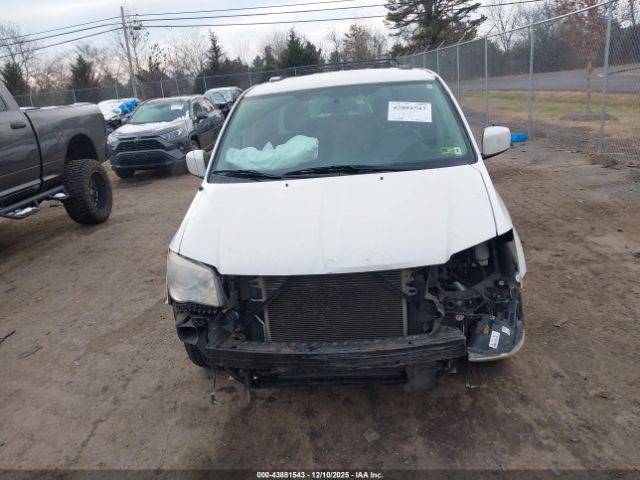 Chrysler Town & Country Touring Image 8