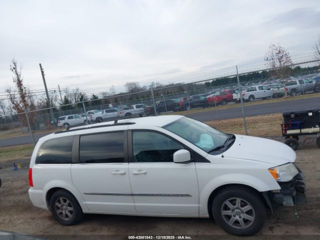 Chrysler Town & Country Touring Image 13