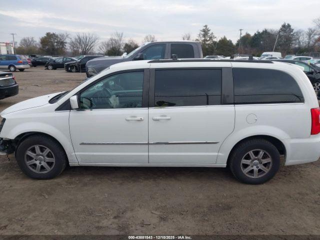 Chrysler Town & Country Touring Image 14