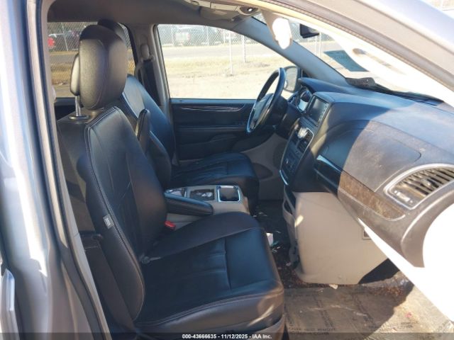 Chrysler Town & Country Touring Image 9