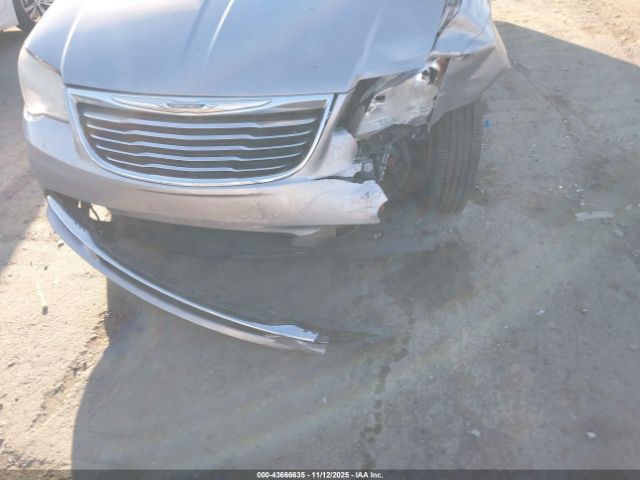 Chrysler Town & Country Touring Image 4