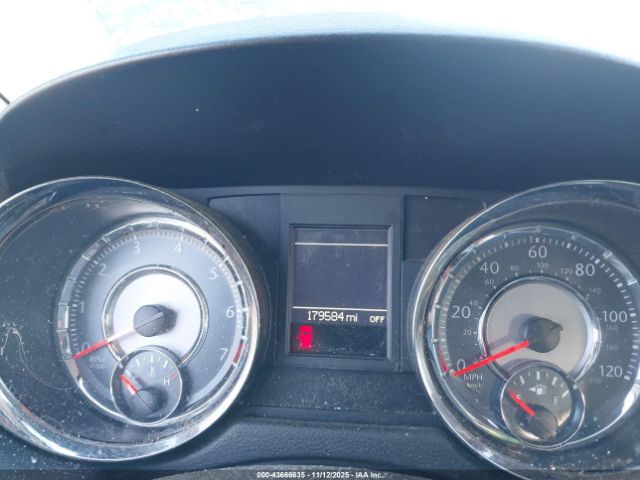 Chrysler Town & Country Touring Image 6