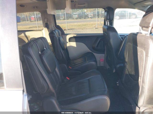 Chrysler Town & Country Touring Image 5