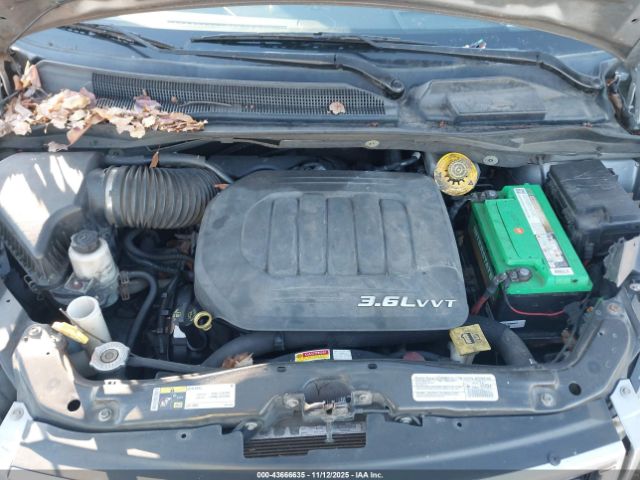 Chrysler Town & Country Touring Image 8