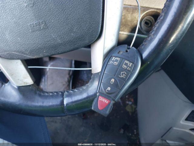 Chrysler Town & Country Touring Image 16