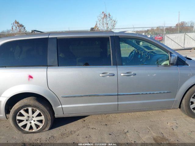 Chrysler Town & Country Touring Image 10