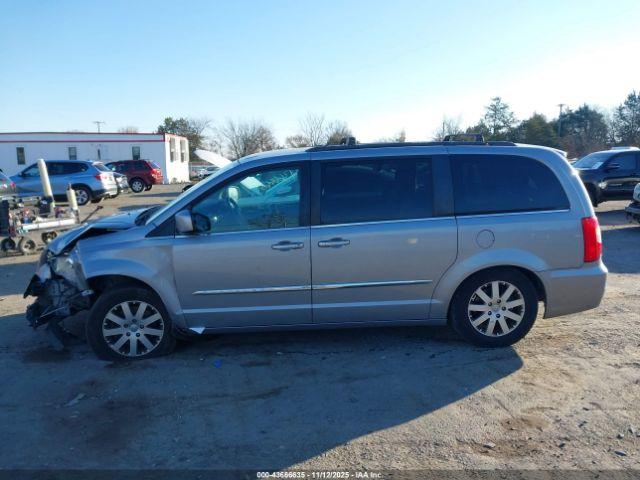 Chrysler Town & Country Touring Image 14