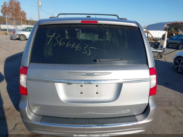 Chrysler Town & Country Touring Image 13