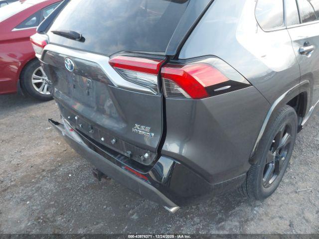 Toyota RAV4 Xse Image 12