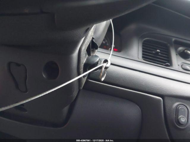 Ford Crown Victoria Image 9