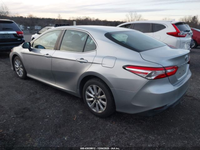 Toyota Camry Le Image 11