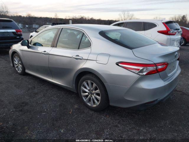 Toyota Camry Le Image 11