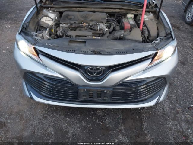 Toyota Camry Le Image 16