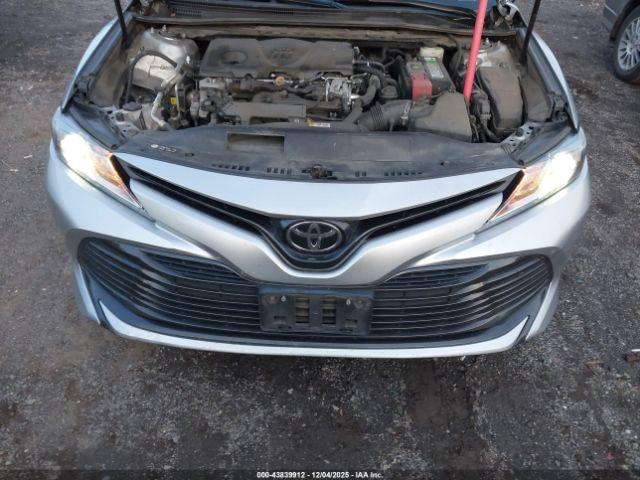 Toyota Camry Le Image 16