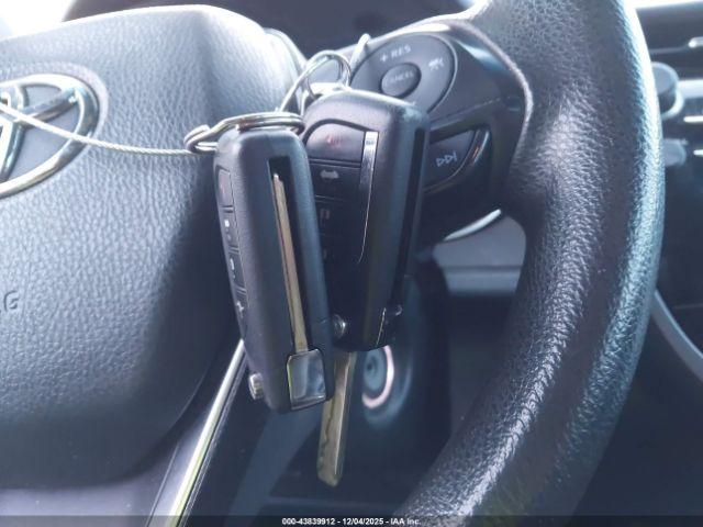 Toyota Camry Le Image 7