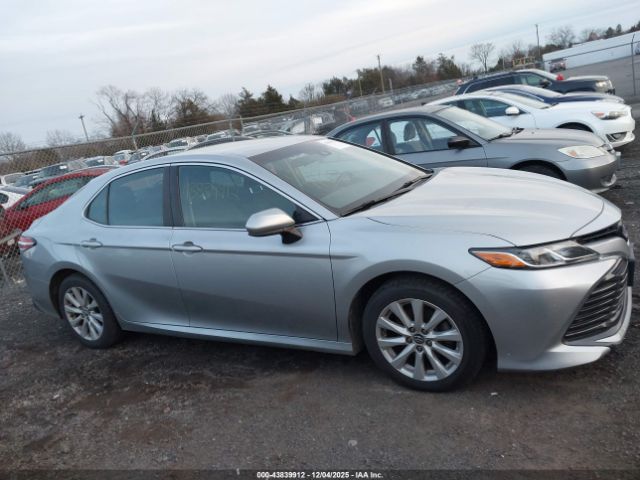 Toyota Camry Le Image 4