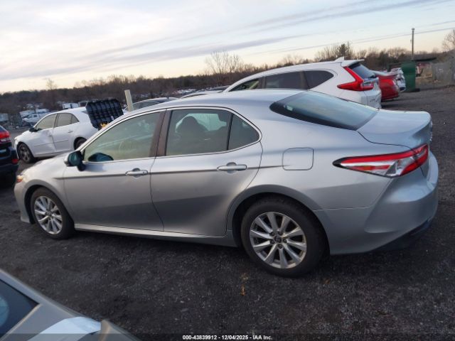 Toyota Camry Le Image 3