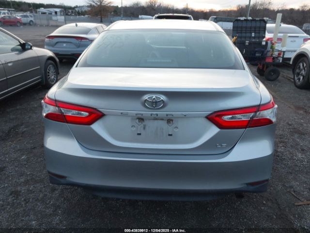 Toyota Camry Le Image 9