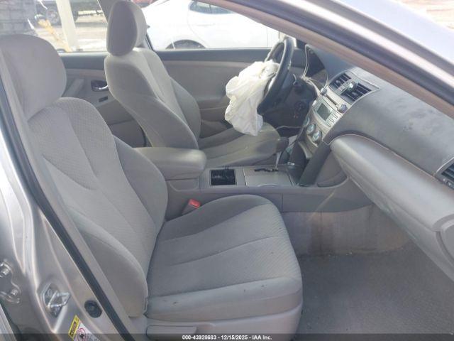 Toyota Camry Le Image 11